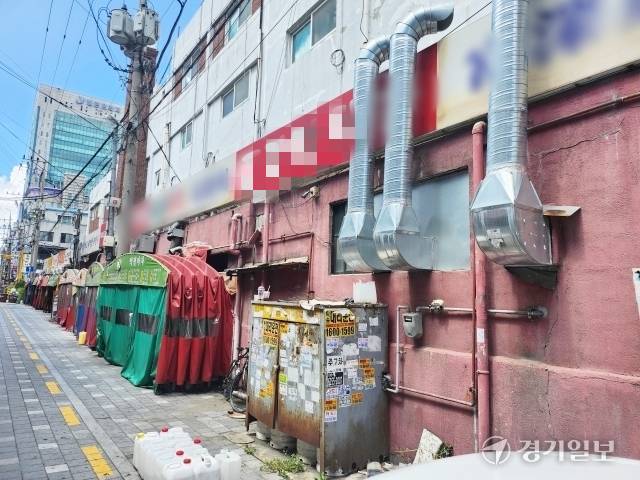 부천 시내버스 업체인 소신여객이 부천시 소사구 심곡본동 부천역 차고지 뒤편 점포에 철파이프와 조립식패널 등 불법 건축물을 설치하고 영업하고 있다. 김종구기자