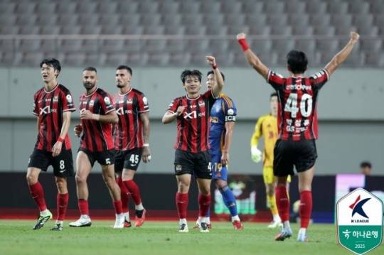 황도윤의 골에 기뻐하는 서울 선수들