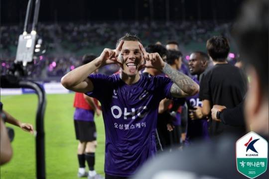 골세리머니를 펼치는 안양의 마테우스 / 사진=한국프로축구연맹 제공