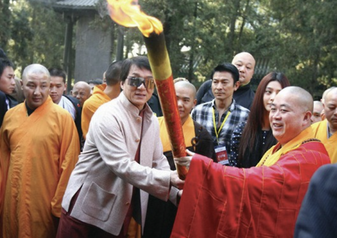 지난 2010년 소림사에서 영화배우 성룡(가운데)이 스융신 주지와 함께 새 영화 제작 발표 기념 행사를 하고 있다. [사진=연합뉴스]