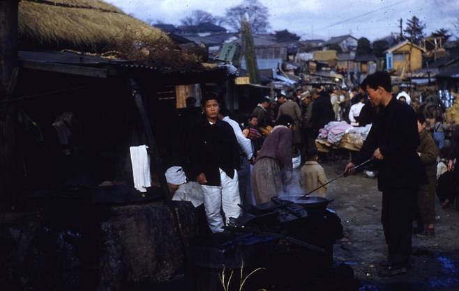 1952년 마산부림시장에서 꿀꿀이죽을 끓이는 사람들. 미군 부대에서 나온 음식을 한 데 끓이던 것이 부대찌개로 자리 잡았다. [사진출처=한국저작권위원회]