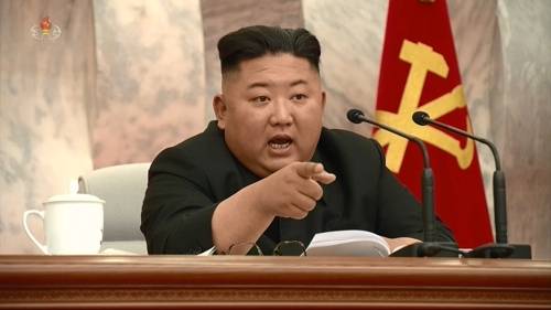 김정은 위원장이 손가락을 들어 간부들이 앉아있는 쪽을 가리키고 있다. [사진 = 조선중앙TV 화면 캡처]