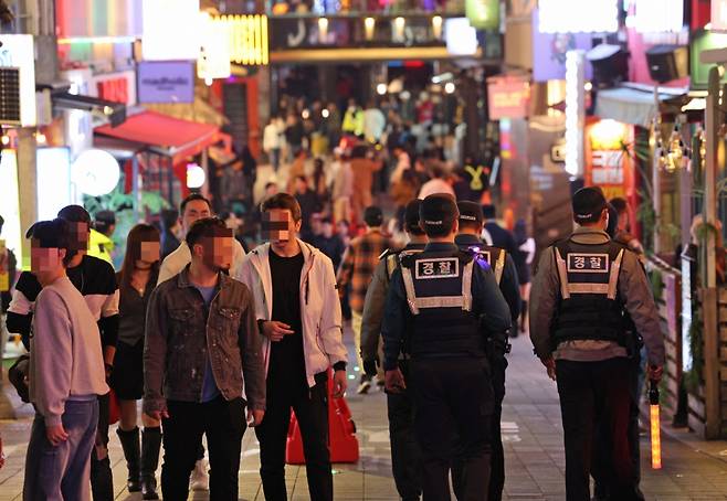 지난해 10월31일 서울 용산구 이태원 일대에서 경찰관들이 인파 관리를 위해 순찰을 하고 있다. /사진=뉴스1.