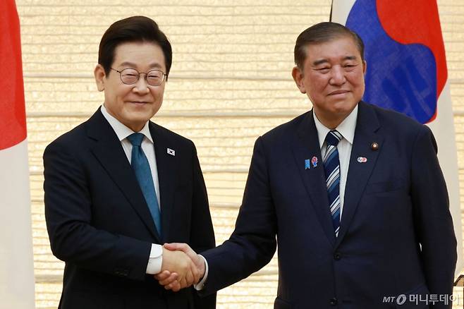 [도쿄=뉴시스] 고범준 기자 = 이재명 대통령과 이시바 시게루 일본 총리가 23일(현지 시간) 일본 도쿄 총리 관저에서 한일 공동언론발표를 마친 뒤 악수하고 있다. 2025.08.23. bjko@newsis.com /사진=고범준