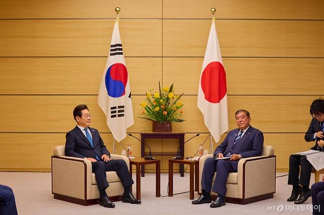 [도쿄=뉴시스] 고범준 기자 = 이재명 대통령과 이시바 시게루 일본 총리가 23일(현지 시간) 일본 도쿄 총리 관저에서 한일 소인수 정상회담을 하고 있다. (공동취재) 2025.08.24. bjko@newsis.com /사진=