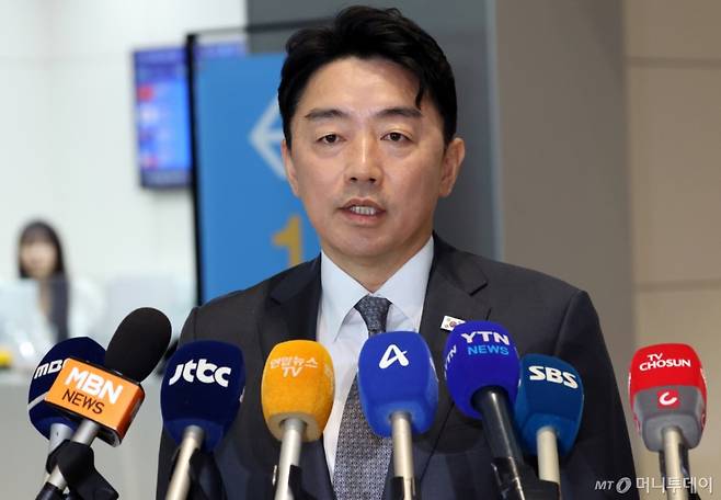 (인천공항=뉴스1) 김명섭 기자 = 강훈식 대통령비서실 비서실장이 24일 오전 인천공항에서 한미정상회담을 위해 출국하며 취재진의 질문에 답변하고 있다.  2025.8.24/뉴스1  Copyright (C) 뉴스1. All rights reserved. 무단 전재 및 재배포,  AI학습 이용 금지. /사진=(인천공항=뉴스1) 김명섭 기자