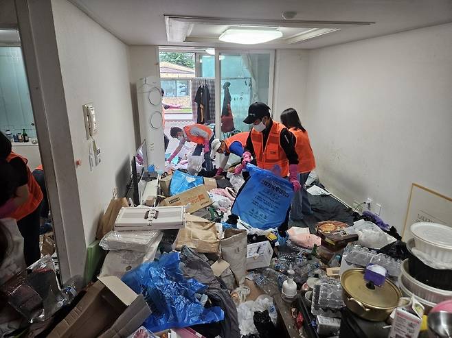 지난 6월 강원도 속초의 한 임대주택에서 LH 마음건강위원회 관계자들이 저장강박증 세대 주거환경 개선을 돕고 있다. /사진제공=LH