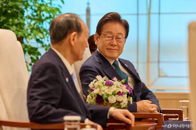 (서울=뉴스1) 이재명 기자 = 이재명 대통령이 30일 서울 용산 대통령실 청사에서 일한의원연맹 회장인 스가 요시히데 전 일본 총리를 접견하고 있다. (대통령실 제공. 재판매 및 DB금지) 2025.7.30/뉴스1  Copyright (C) 뉴스1. All rights reserved. 무단 전재 및 재배포,  AI학습 이용 금지. /사진=(서울=뉴스1) 이재명 기자