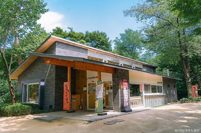 삼청공원 숲속도서관에서는 수려한 자연경관을 즐길 수 있다. /사진=한국관광공사