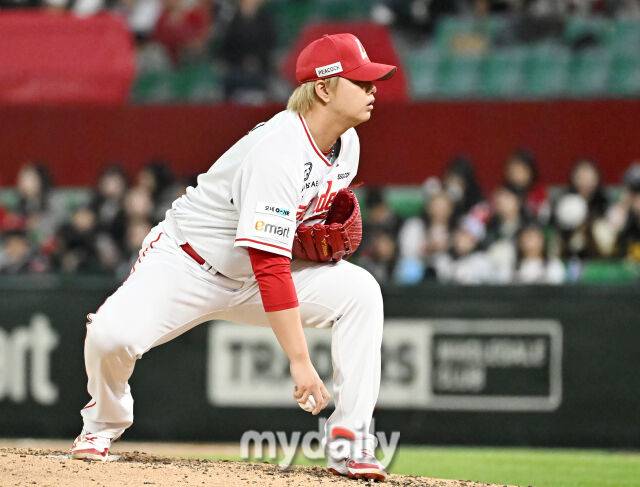 29일 오후 인천광역시 문학동 SSG랜더스필드에서 진행된 '2025 프로야구 KBO리그' SSG랜더스와 삼성라이온즈의 경기. SSG 김민이 등판해 포수와 사인을 주고 받고 있다./마이데일리