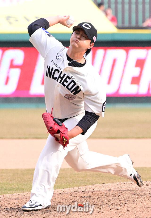 SSG 김민이 23일 오후 인천 SSG랜더스필드에서 진행된 ‘2025 신한 SOL BANK KBO리그’ 두산-SSG의 경기에서 역투를 펼치고 있다./마이데일리