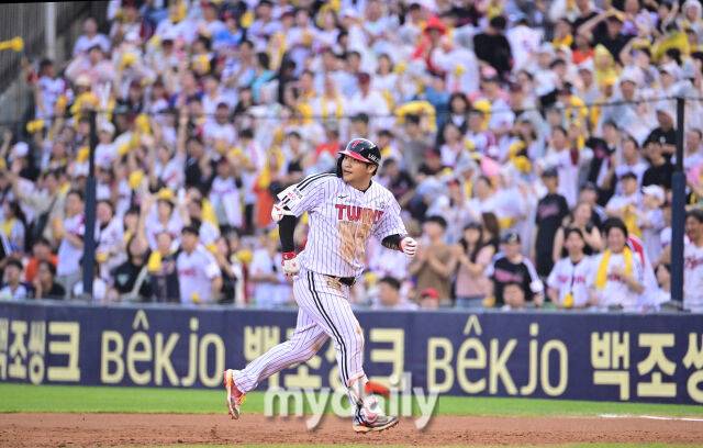 2025년 8월 9일 오후 서울 잠실구장에서 열린 '2025 신한 SOL뱅크 KBO 리그' 한화 이글스와 LG 트윈스의 경기. LG 문보경이 2회말 1사 3루서 1타점 적시타를 친 뒤 팬들의 응원을 받고 있다./마이데일리