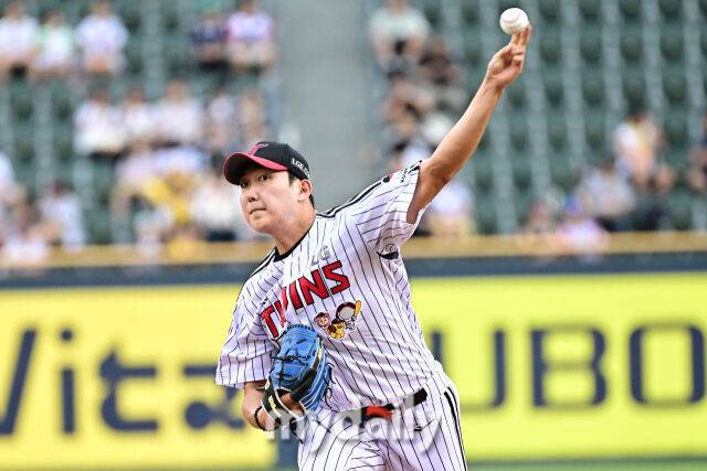 5일 서울 잠실야구장에서 열린 '2025 신한 SOL BANK KBO리그' 두산 베어스와 LG 트윈스 경기. LG 손주영이 선발 투수로 나와 힘차게 투구하고 있다./마이데일리