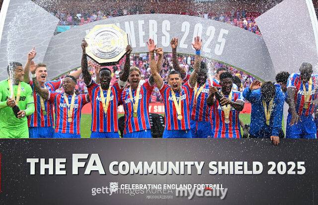 리버풀 FC를 꺾고 커뮤니티 실드 우승을 차지한 크리스탈 팰리스. /게티이미지코리아