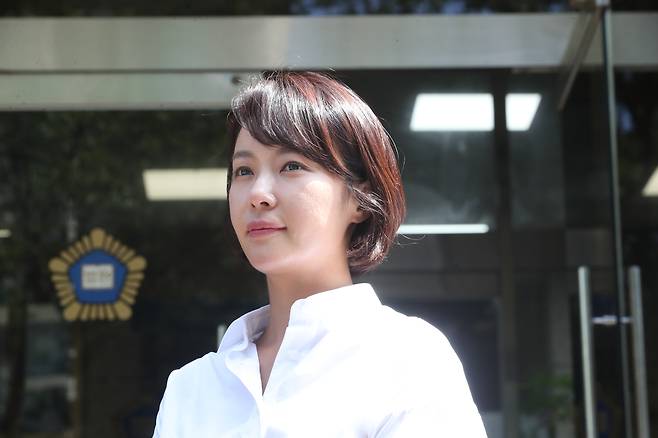 특정경제범죄 가중 처벌 등에 관한 법률 위반(횡령) 혐의로 기소된 배우 황정음이 21일 결심 공판에서 징역 3년을 구형받고 법원을 나오면서 취재진 질문을 받고 있다. [연합]