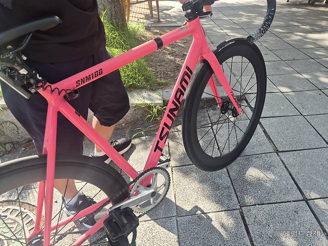 21일 서울 마포구에서 만난 한 중학생이 자신의 픽시자전거를 보여주고 있다. 김도윤 기자