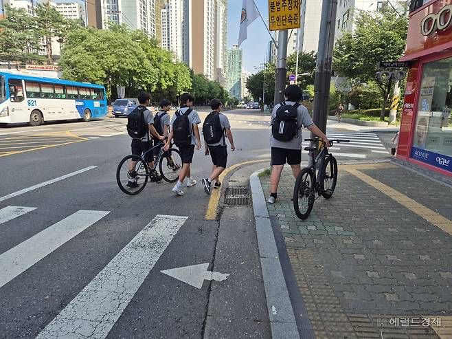 21일 서울 마포구 한 도로에서 학생들이 자전거를 이끌고 하교하고 있다. 김도윤 기자