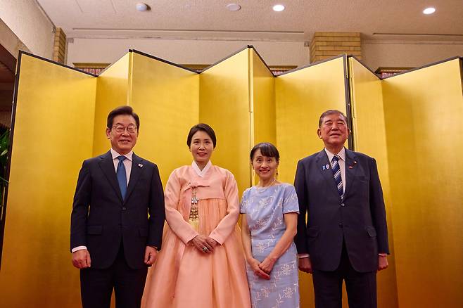 1박2일 일정으로 일본을 방문한 이재명 대통령과 김혜경 여사가 23일 일본 도쿄 총리 관저에서  이시바 시게루 일본 총리, 부인 이시바 요시코 여사와 양국 정상 부부 친교 행사를 하며 기념촬영을 하고 있다. [연합]