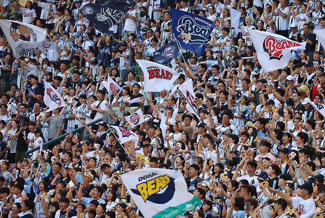 2년 연속 프로야구 1000만 관중을 돌파한 23일 kt 위즈-두산 베어스전에서 두산팬들이 열띤 응원을 펼치고 있다.   [연합]