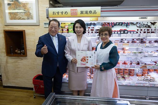 김혜경 여사가 24일 일본 도쿄의 한인 동포가 운영하는 식당에서 오찬 뒤 식당 내 마련된 김치박물관에서 관계자와 기념촬영을 하고 있다. [연합]