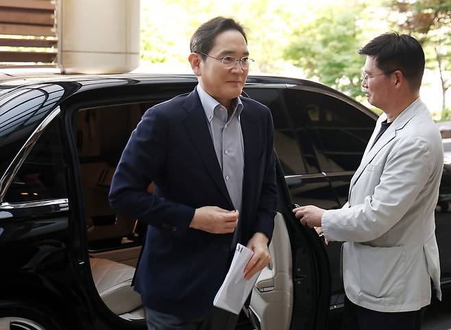 출국하는 이재용 회장 이재용 삼성전자 회장이 미국 워싱턴DC에서 열리는 한미 정상회담의 경제사절단에 동행하기 위해 24일 서울 강서구 서울김포비즈니스항공센터(SGBAC)를 통해 출국하고 있다.  [연합뉴스]