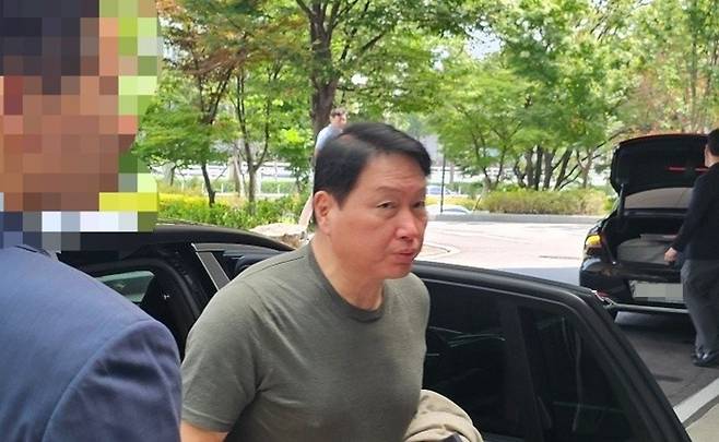 방미사절단 동행을 위해 출국하는 최태원 회장 최태원 SK그룹 회장이 오는 25일(현지시간) 미국 워싱턴DC에서 열리는 한미 정상회담 경제사절단에 동행하기 위해 24일 강서구 서울김포비즈니스항공센터(SGBAC)를 통해 출국하고 있다. [연합뉴스]