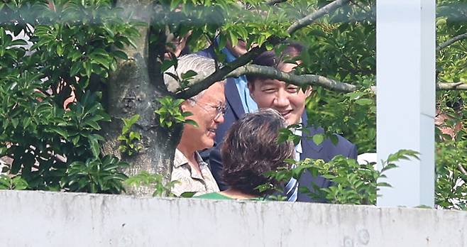 문재인 전 대통령, 김정숙 여사와 조국혁신당 조국 혁신정책연구위원장이 24일 오후 경남 양산시 하북면 평산마을 문 전 대통령 사저에서 기념 촬영 후 인사하고 있다.  문 전 대통령 오른쪽이 조 위원장. [연합]
