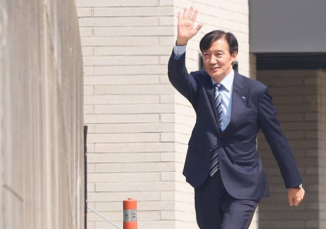 조국 조국혁신당 혁신정책연구원장이 24일 오후 경남 양산시 하북면 평산마을 문재인 전 대통령 사저에서 내부로 이동하고 있다. [연합]