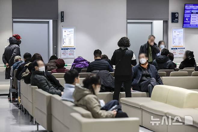 [서울=뉴시스] 정병혁 기자 = 21일 서울시내 한 대학병원에서 환자들이 진료를 기다리고 있다. 2025.02.21. jhope@newsis.com