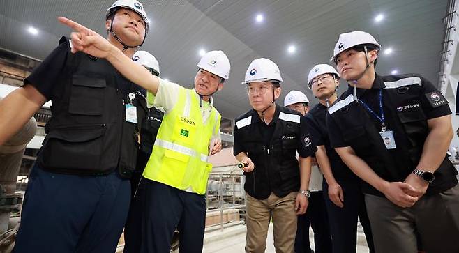 [서울=뉴시스] 김영훈 고용노동부 장관이 지난 21일 안전한 일터 프로젝트 제4차 불시점검으로 전북 전주시에 위치한 종이제품 제조업 사업장을 찾아 현장점검 하는 모습 (사진=고용노동부 제공) 2025.08.21. photo@newsis.com *재판매 및 DB 금지
