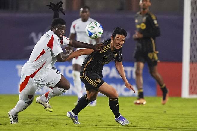 [프리스코=AP/뉴시스] 로스앤젤레스(LA) FC의 손흥민이 23일(현지 시간) 미 텍사스주 프리스코 도요타 스타디움에서 열린 2025 메이저리그사커(MLS) FC 댈러스와 경기 중 공을 다투고 있다. 손흥민은 전반 6분 프리킥으로 선제골을 넣어 MLS 데뷔골을 기록했다. 2025.08.24.