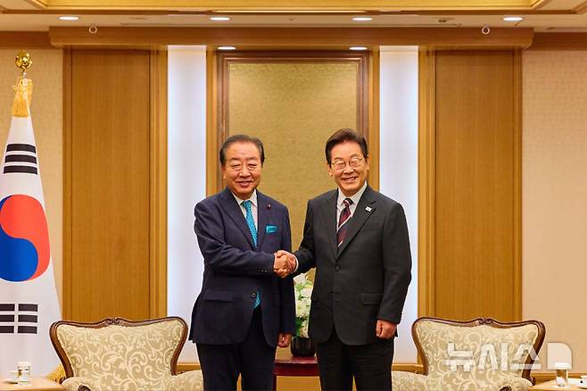 [도쿄=뉴시스] 고범준 기자 = 이재명 대통령이 24일 일본 도쿄의 한 호텔에서 노다 입헌민주당 대표를 접견하며 기념촬영을 하고 있다. (공동취재) 2025.08.24. bjko@newsis.com