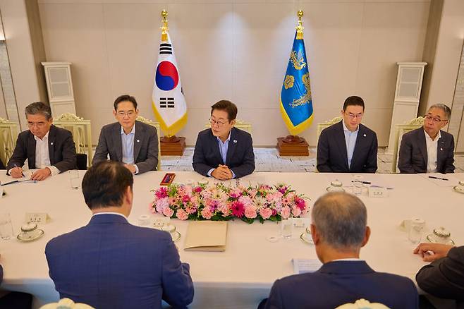 [서울=뉴시스] 이재명 대통령이 19일 서울 용산 대통령실 청사에서 열린 美日 순방 동행 경제단체 및 기업인 간담회에서 발언하고 있다. 이날 간담회는 류진 한국경제인협회 회장, 최태원 대한상공회의소 회장, 이재용 삼성전자 회장, 구광모 LG회장, 조원태 대한항공 회장, 김동관 한화 부회장, 장재훈 현대자동차 부회장, 박지원 두산그룹 부회장 겸 두산에너빌리티 대표이사 회장, 서정진 셀트리온 회장. (사진=대통령실 제공) 2025.08.19. photo@newsis.com *재판매 및 DB 금지