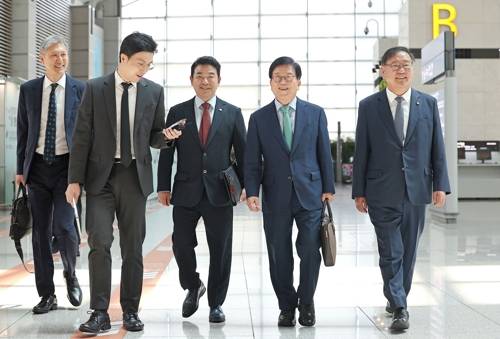 중국 향하는 박병석 대통령 중국 특사단장 중국 향하는 박병석 대통령 중국 특사단장     (영종도=연합뉴스) 류영석 기자 = 박병석 전 국회의장, 더불어민주당 김태년·박정 의원, 노재헌 동아시아문화재단 이사장 등 대통령 중국 특사단이 24일 인천국제공항 제1여객터미널을 통해 중국으로 출국하고 있다. 2025.8.24     ondol@yna.co.kr (끝)   <저작권자(c) 연합뉴스, 무단 전재-재배포, AI 학습 및 활용 금지>