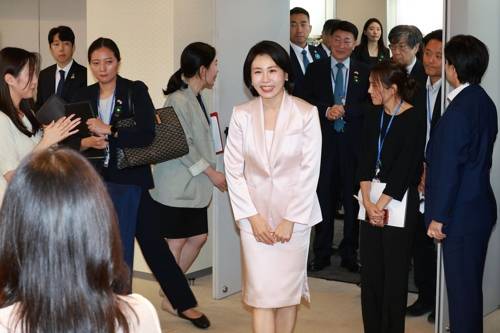 김혜경 여사, 일본 메지로대 한국어학과 방문 김혜경 여사, 일본 메지로대 한국어학과 방문     (도쿄=연합뉴스) 홍해인 기자 = 김혜경 여사가 24일 일본 도쿄 메지로대에서 한국어학과 학생들과의 대화에 참석하고 있다. 2025.8.24      hihong@yna.co.kr (끝)   <저작권자(c) 연합뉴스, 무단 전재-재배포, AI 학습 및 활용 금지>