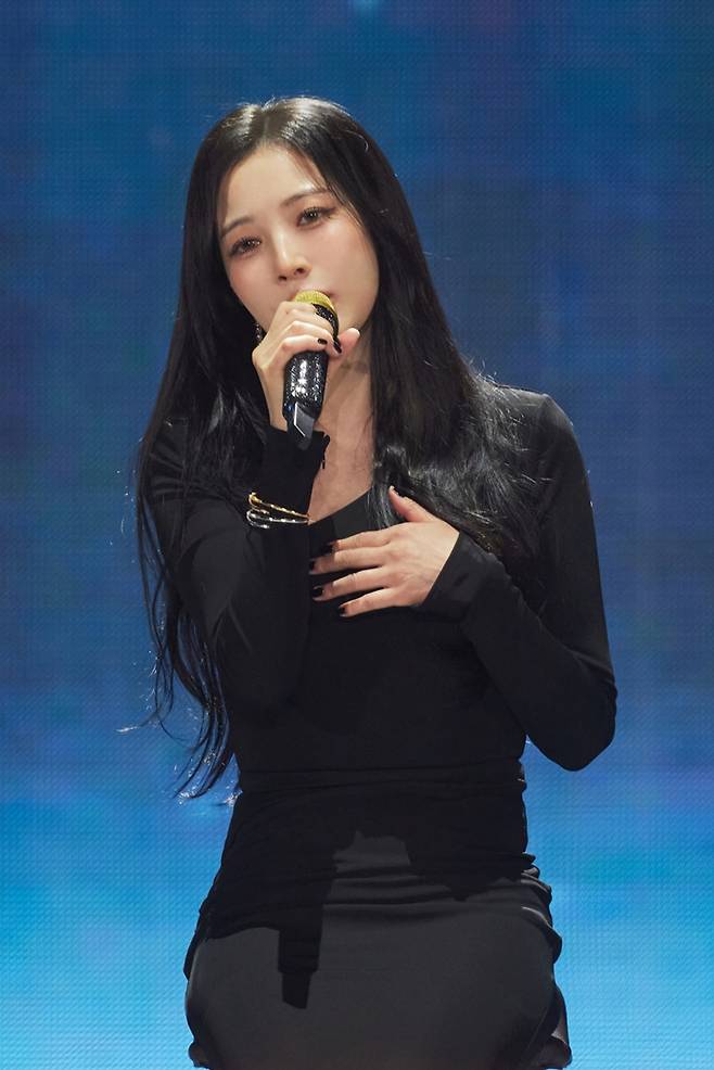 SM엔터테인먼트 30주년 기념 앨범 '2025 에스엠타운 : 더 컬처, 더 퓨처'에서 보아는 샤이니 종현의 '하루의 끝'을 리메이크해 불렀다. SM엔터테인먼트 제공