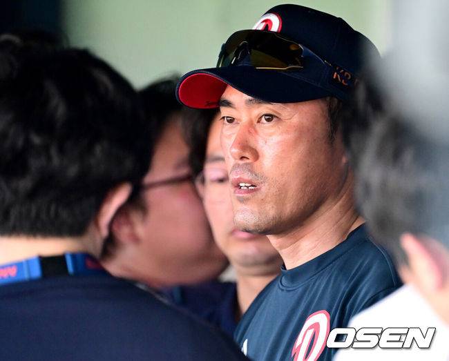 [OSEN=잠실, 최규한 기자] 22일 서울 잠실야구장에서 ‘2025 신한 SOL Bank KBO리그’ 두산 베어스와 KT 위즈의 경기가 열린다.홈팀 두산은 최민석, 방문팀 KT는 헤이수스를 선발로 내세운다.경기를 앞두고 두산 조성환 감독대행이 취재진과 인터뷰를 갖고 있다. 2025.08.22 / dreamer@osen.co.kr