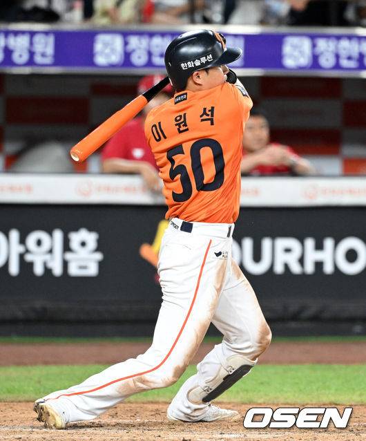 [OSEN=대전, 이대선 기자] 24일 오후 대전 한화생명볼파크에서 2025 신한 SOL Bank KBO리그 한화 이글스와 SSG 랜더스의 경기가 열렸다.한화는 와이스, SSG은 송영진을 선발로 내세웠다.5회말 1사 1루에서 한화 이원석이 좌전 적시 2루타를 치고 있다. 2025.08.24 /sunday@osen.co.kr
