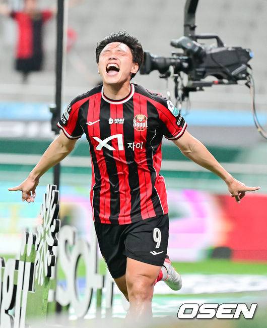 [OSEN=서울월드컵경기장, 박준형 기자] 24일 오후 서울 상암동 서울월드컵경기장에서 '하나은행 K리그1 2025'&nbsp;FC서울과 울산 HD의 경기가 진행됐다.서울(승점 37·5위)과 울산(승점 34·7위)은 승점 3점 차로 맞붙어 이번 경기 결과에 따라 순위가 뒤바뀔 수 있다.전반 서울 조영욱이 헤더골을 넣고 기뻐하고 있다. 2025.08.24 / soul1014@osen.co.kr