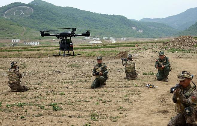 북한군 장병들이 드론을 이용한 소부대 훈련을 하고 있다. 노동신문·뉴스1