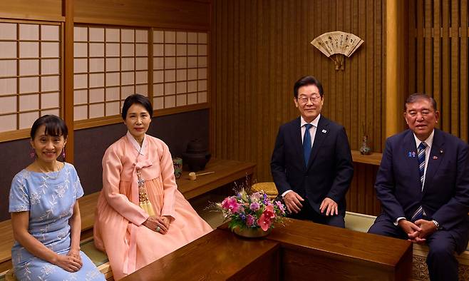 1박2일 일정으로 일본을 방문한 이재명 대통령과 김혜경 여사가 23일 일본 도쿄 총리 관저에서 이시바 시게루 일본 총리, 부인 이시바 요시코 여사와 양국 정상 부부 친교 행사를 하며 기념촬영을 하고 있다. 공동취재