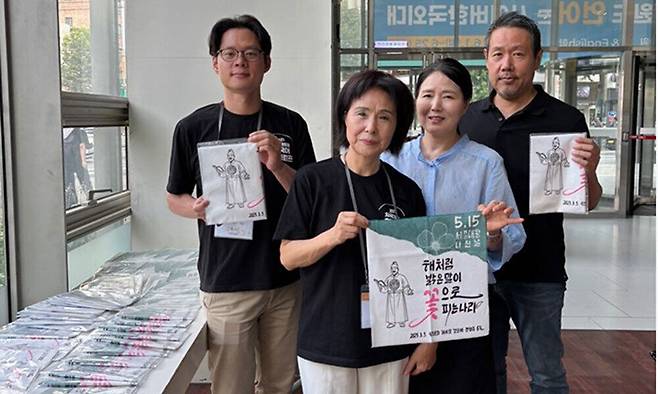 도쿄샘물학교 어린이와 ‘해사한’과 특별한 만남을 성사시킨&nbsp;서명환 재일본한글학교관동지역협의회장(왼쪽부터)과&nbsp;부회장인 전정선 도쿄 샘물학교장, 해사한의 작사가&nbsp;강순예·작곡가 전영준이 아이들에게 줄 손수건 선물을 들고 기념 촬영을 하고 있다.&nbsp;&nbsp;&nbsp;