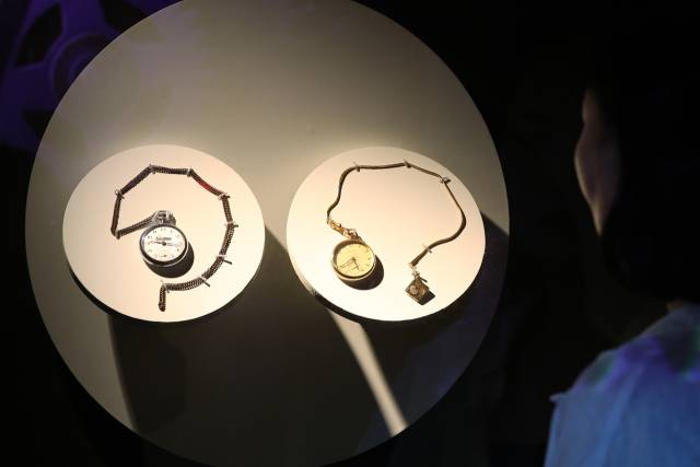 1932년 4월 29일 중국 상하이 훙커우공원 의거 직전 윤봉길 의사와 김구 임시정부 주석이 맞바꿨던 회중시계가 덕수궁 돈덕전의 ‘빛을 담은 항일 유산’ 특별전에서 전시되어 있다. 왼쪽이 원래 윤봉길의 새 시계, 오른쪽이 김구의 낡은 시계. 연합뉴스