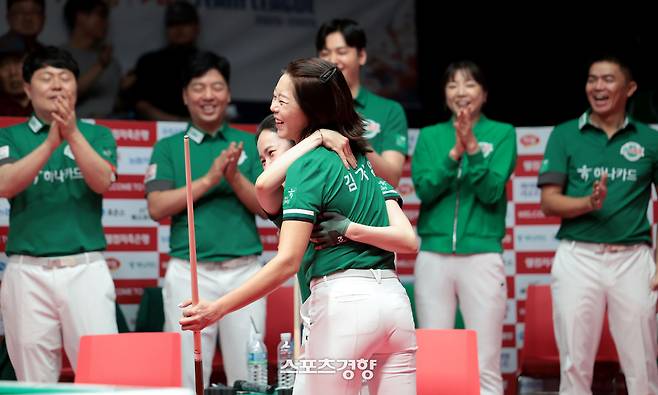 김가영, 김진아가 23일 오후 경기도 고양시 킨텍스 PBA 스타디움에서 열린 ‘웰컴저축은행 PBA 팀리그 2025~2026’ 2라운드 SK렌터카전에서 승리한 뒤 기뻐하고 있다. PBA 제공