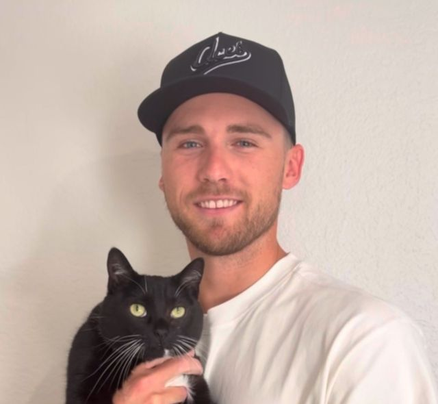 고양이를 안고 있는 톨허스트. LG 트윈스 제공