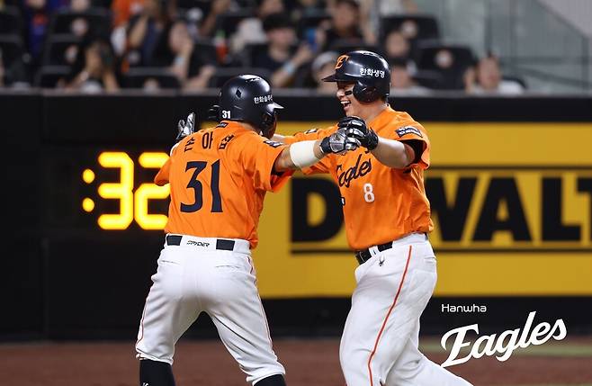 ▲ 5회 역전을 주도한 노시환과 손아섭 ⓒ한화이글스