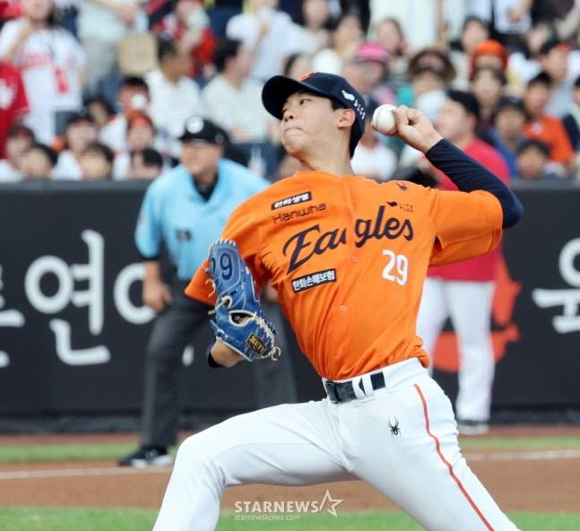 힘차게 투구하는 황준서. /사진=강영조 선임기자
