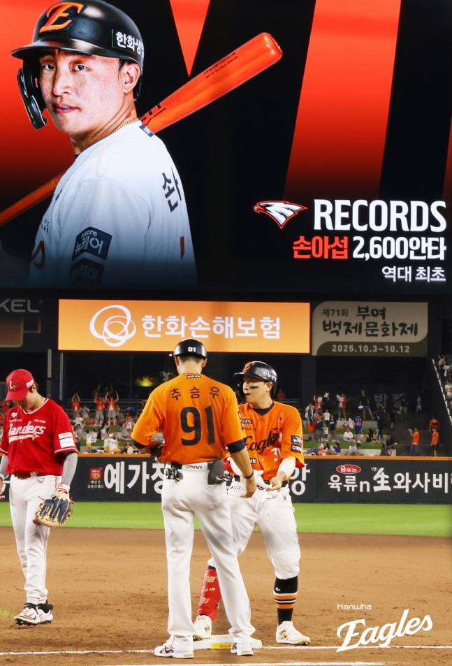 손아섭(오른쪽)이 안타를 날린 뒤 전광판을 통해 2600번째 안타 달성 소식이 전해지고 있다./사진=한화 이글스 제공