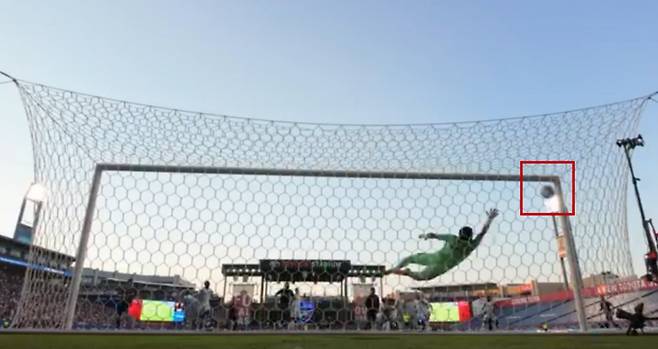 손흥민이 24일(한국시간) 미국 텍사스주 댈러스의 도요타 스타디움에서 열린 2025 MLS 28라운드 원정경기 FC댈러스전에서 전반 6분 프리킥 골을 터뜨리는 순간. 프리킥은 골문 상단 구석을 뜻하는 이른바 '야신존'으로 정확하게 향했다. /사진=LAFC SNS 캡처