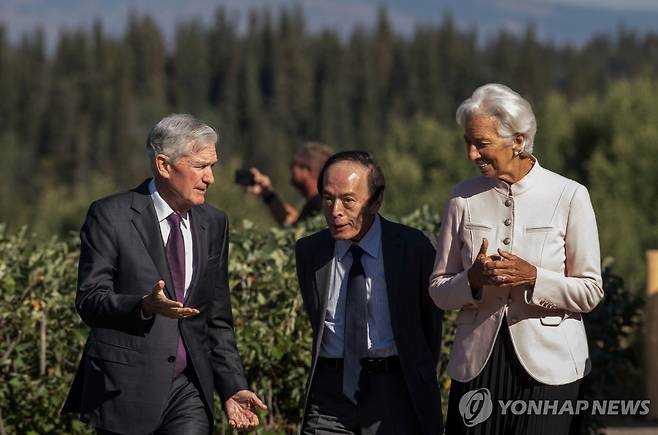미 잭슨홀에서 제롬 파월 미 연준 의장, 크리스틴 라가르드 유럽중앙은행 총재와 얘기하는 우에다 일본은행 총재(가운데)  [AP=연합뉴스. 재판매 및 DB 금지]